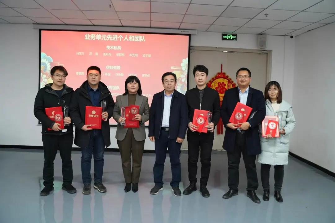 楊耀黨董事長為優(yōu)秀團(tuán)隊及新銳團(tuán)隊頒獎并合影留念